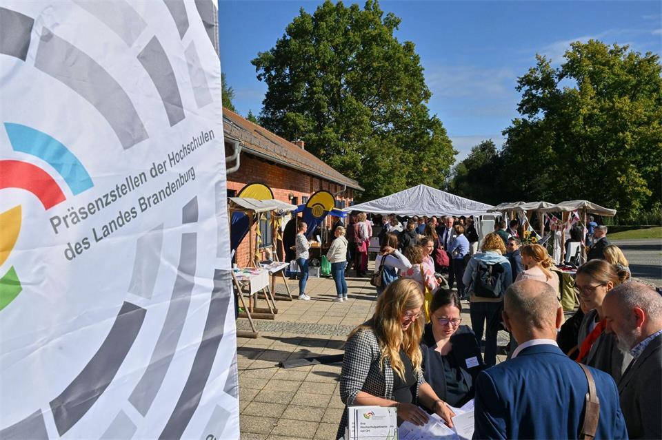 Gäste kommen zur Eröffnungsfeier der Hochschulpräsenzstelle Oderland-Spree auf der Spreeinsel in Beeskow. Als regionale Schnittstelle der Europa-Universität Viadrina Frankfurt (Oder) und der Technische Hochschule Wildau bringt die Präsenzstelle Oderland-Spree in Beeskow die Brandenburger Hochschullandschaft direkt in den ländlichen Raum. Patrick Pleul/dpa
