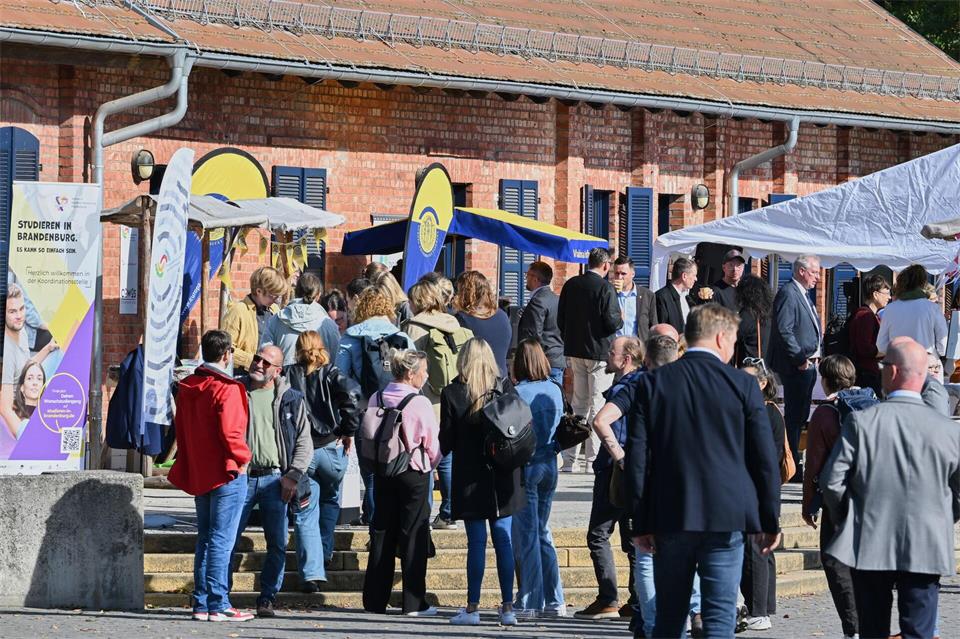 Gäste kommen zur Eröffnungsfeier der Hochschulpräsenzstelle Oderland-Spree auf der Spreeinsel in Beeskow. Als regionale Schnittstelle der Europa-Universität Viadrina Frankfurt (Oder) und der Technische Hochschule Wildau bringt die Präsenzstelle Oderland-Spree in Beeskow die Brandenburger Hochschullandschaft direkt in den ländlichen Raum.Patrick Pleul/dpa