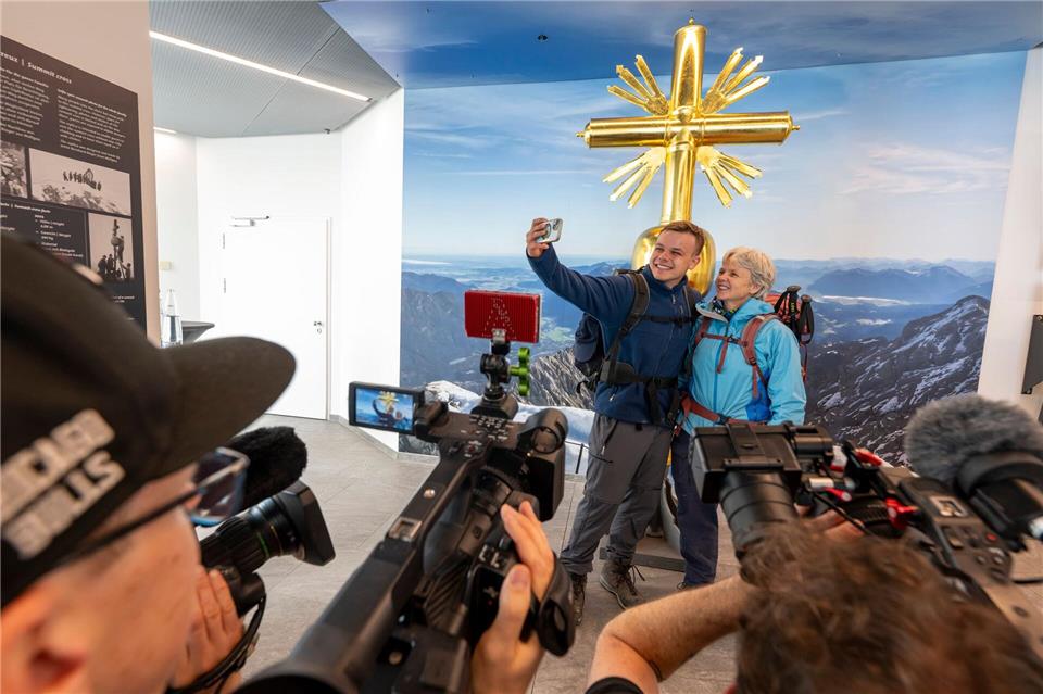 Gäste nutzen das neue Kreuz gleich für Selfies.Peter Kneffel/dpa