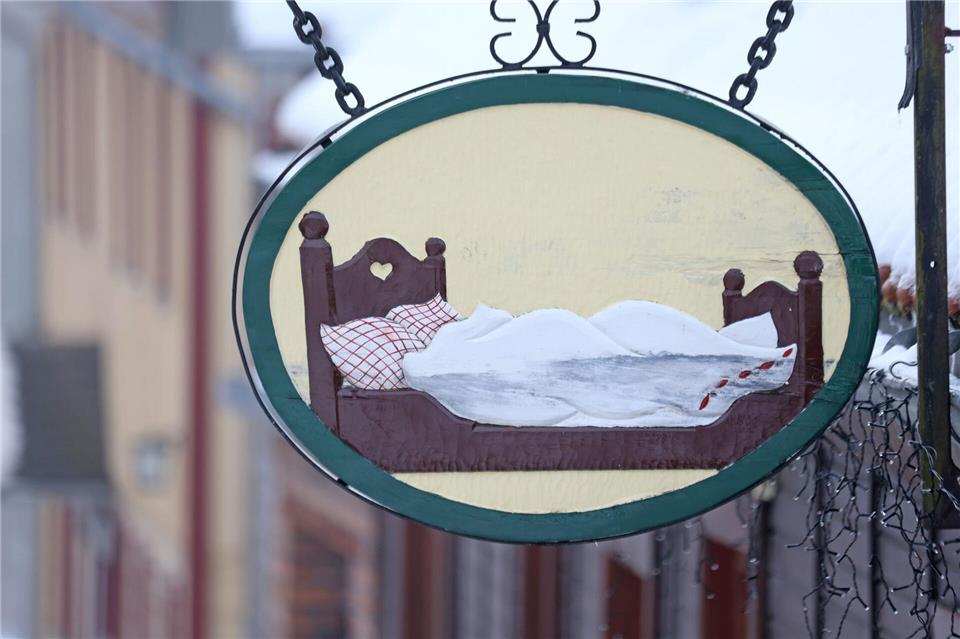 Gästekarten bieten oft freie Fahrten und Rabatte, stoßen aber an Kreis- und Ländergrenzen. (Symbolbild)Matthias Bein/dpa