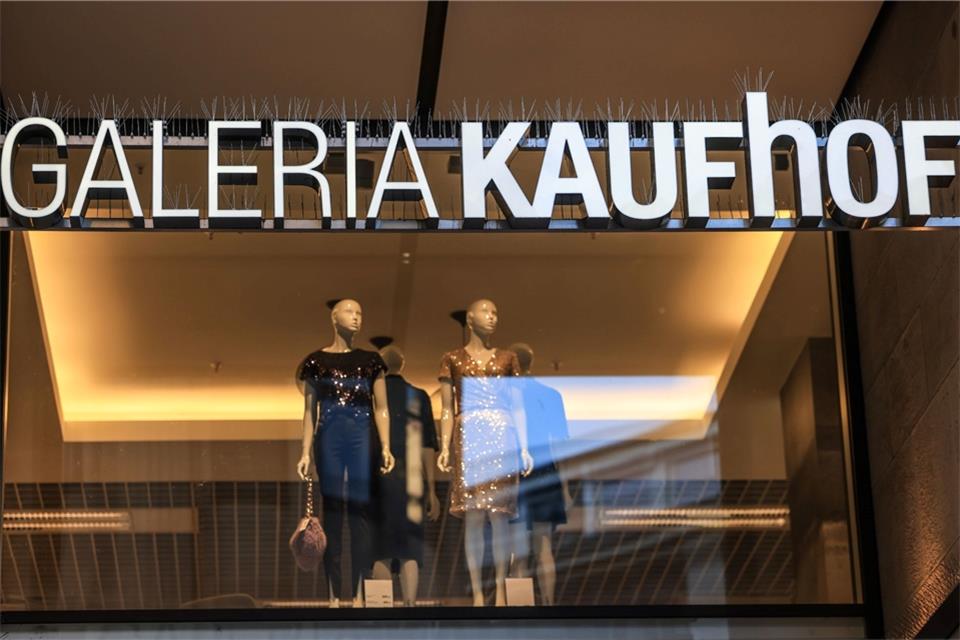 „Galeria Kaufhof“ steht an einem Schaufenster der Filiale der Warenhauskette Galerie Karstadt Kaufhof in Köln.