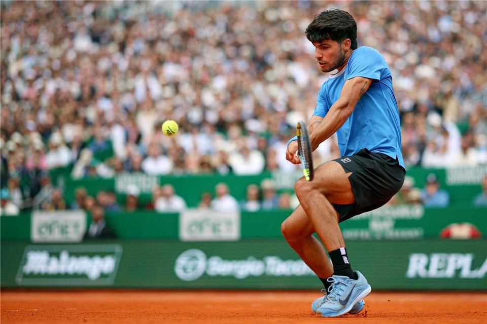Galt neben Jannik Sinner als Topfavorit auf den Titel in Paris: Carlos Alcaraz. (Archivbild)Valery Hache/AFP/dpa