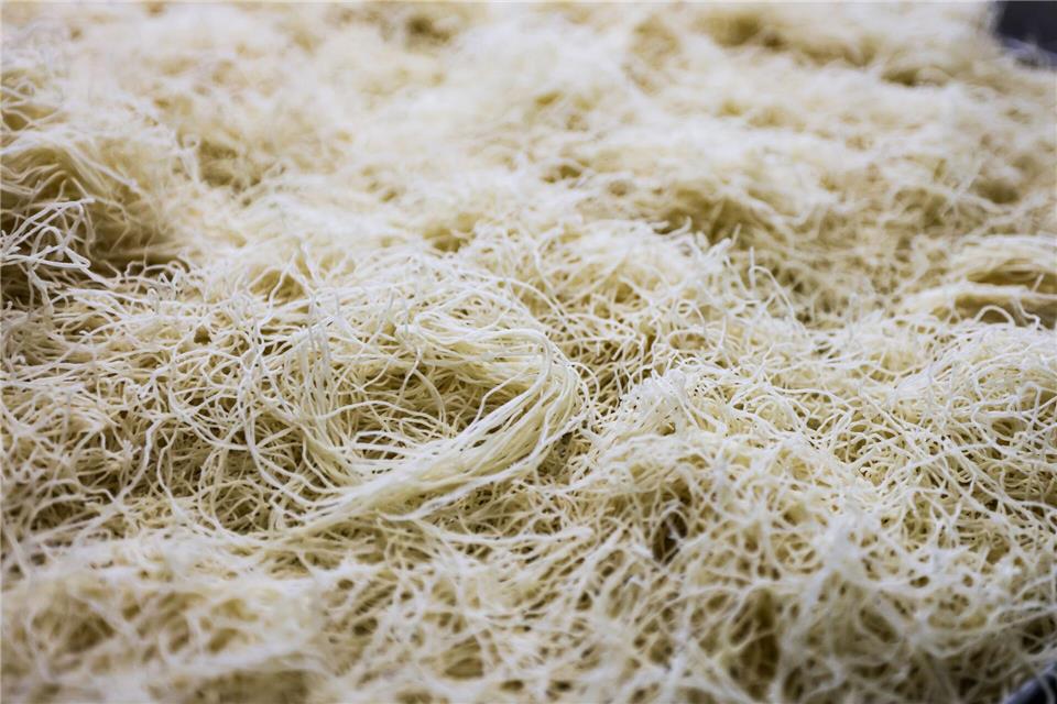 Ganz fein gesponnen, geben die Teigfäden des Engelshaars vor allem Gerichten aus der orientalischen Küche den entscheidenden Crunch.Christoph Reichwein/dpa/dpa-tmn