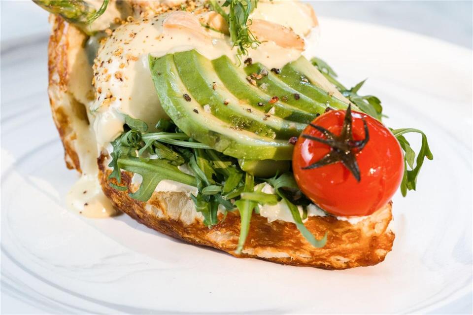 Ganz fleisch- oder fischlos kann man Benedict auch mit Avocado-Scheiben servieren. Waldorf Astoria Berlin/dpa-tmn
