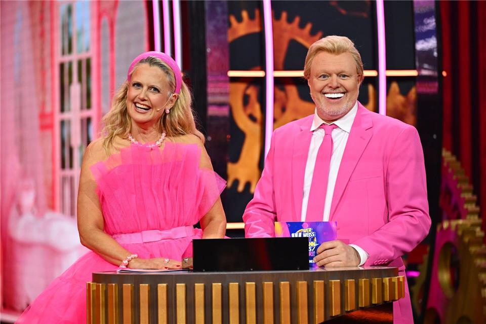 Ganz in Pink: Barbara Schöneberger und Stefan Raab spielen Barbie und Ken. (Handout)Willi Weber/RTL/Raab Entertainment/dpa