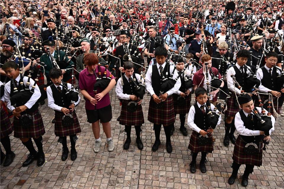 Ganz junge Teilnehmer waren ebenso dabei wie ein 98-Jähriger, der seit 84 Jahren Dudelsack spielt.Joel Carrett/AAP/dpa