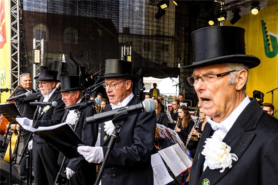Ganz klassisch mit Zylinder treten Finsterwalder Sänger als Quartett auf. (Archivbild)Frank Hammerschmidt/dpa/ZB