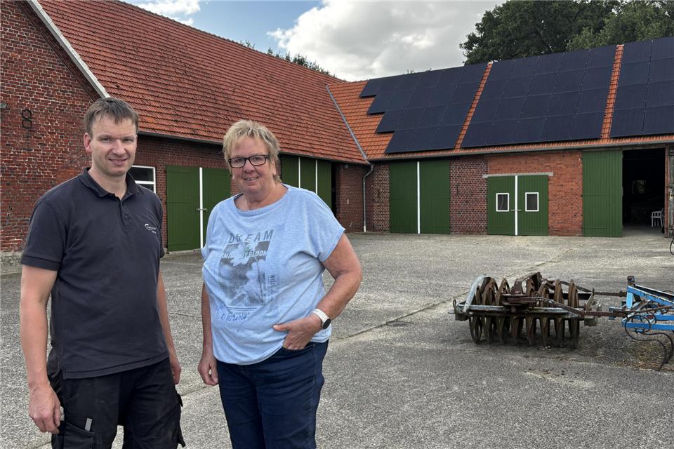 Ganz knapp über die Scheune raste der Harrier und riss dahinter eine Schneise in die Eichen und Obstbäume. Ihr Verlobter Peter Evers habe sich damals in der Scheune aufgehalten, sagt Brigitte Evers, hier mit ihrem Sohn Achim.