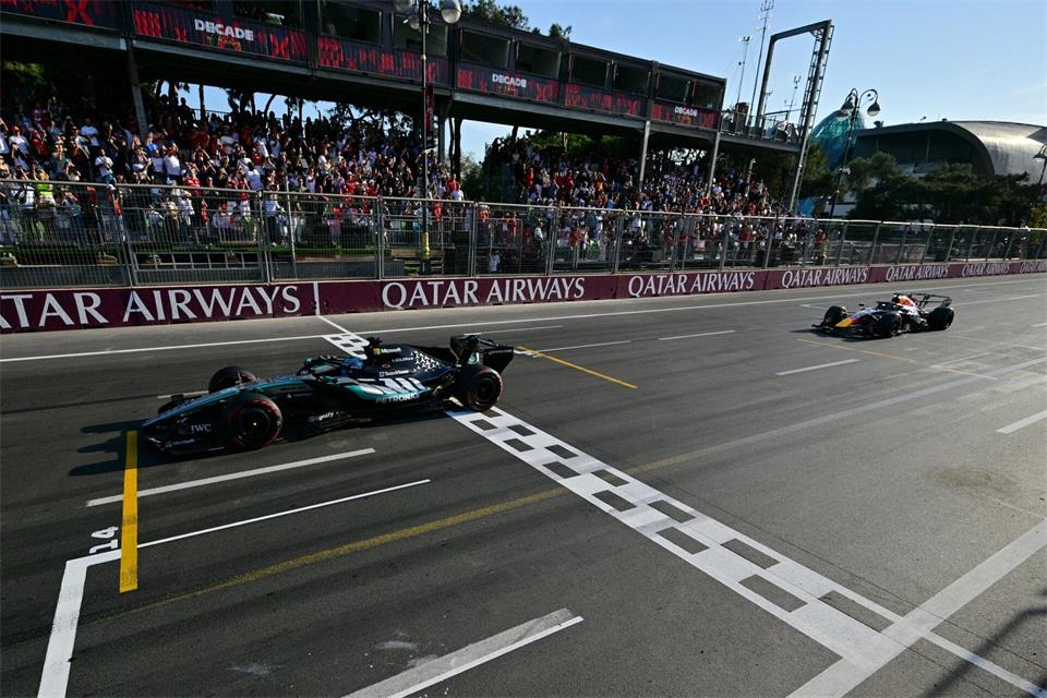 Ganz knappes Finish in Aserbaidschan.Andrej Isakovic/Pool AFP/AP/dpa