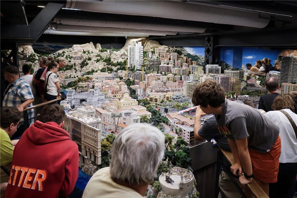 Ganz nah dran: Im Miniatur Wunderland können die Besucher jedes Detail genau inspizieren. Christian Charisius/dpa