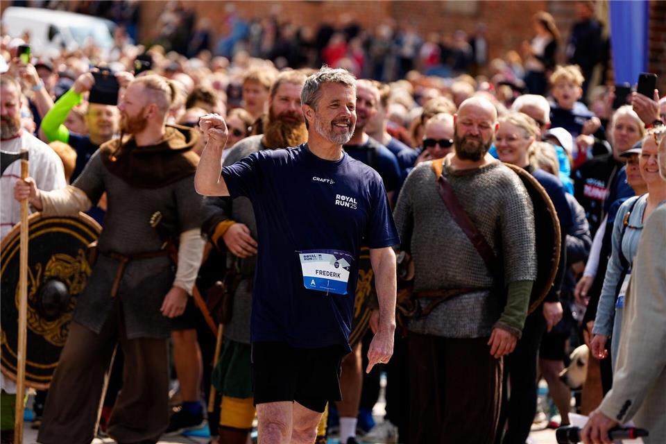 Ganz nah dran am König: Frederik (Mitte) nimmt am Königslauf in der Altstadt von Ribe teil.Mads Claus Rasmussen/Ritzau Scanpix/AP/dpa