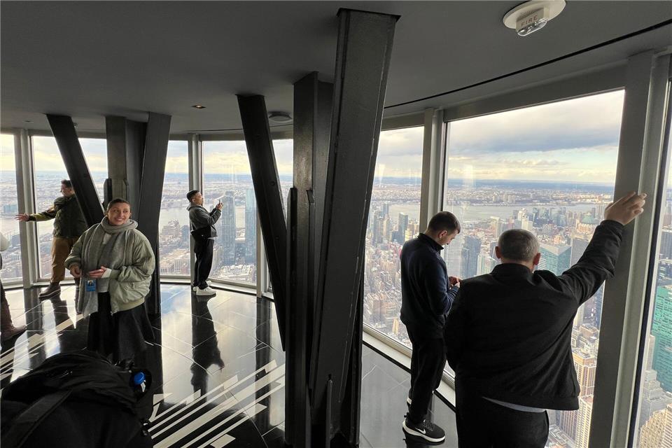 Teure beste Aussicht - New Yorks Wolkenkratzer im Wettbewerb Ganz oben im Empire State Building.Benno Schwinghammer/dpa