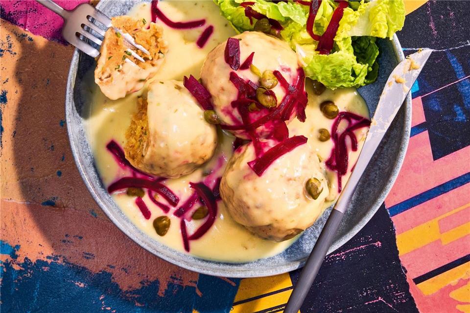 Ganz ohne Hack werden diese veganen Klopse nach Königsberger Art zubereitet. Die Basis sind gegarte Maronen, Speisestärke und Kichererbsenmehl, was für einen leicht nussigen Geschmack sorgt. Thorsten kleine Holthaus/Becker Joest Volk Verlag/dpa-tmn