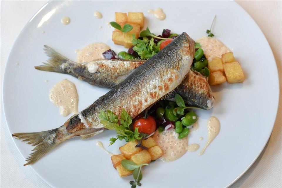 Ganz ohne Panade, dafür mit Röstaromen kann gebratener Hering mit feinen kleinen Beilagen serviert werden, hier mit Favabohnen, Rote Bete und gewürfelten Risoleekartoffeln. Jens Kalaene/dpa-Zentralbild/dpa-tmn