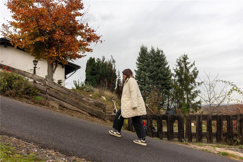 Ganz schön steil ist der Hasenpfad in Ranstadt-Dauernheim auch für Bürgermeisterin Cäcilia Reichert-Dietzel (SPD). Bei Glätte im Winter kann hier nur zu Fuß gestreut werden.Christian Lademann/dpa