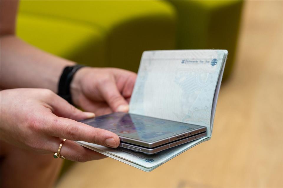 Ganz so hauchdünn wie ein Reisepass ist das Fold 8 im zugeklappten Zustand zwar nicht, aber immerhin nur 9,7 mm dick.Nico Tapia/dpa-tmn