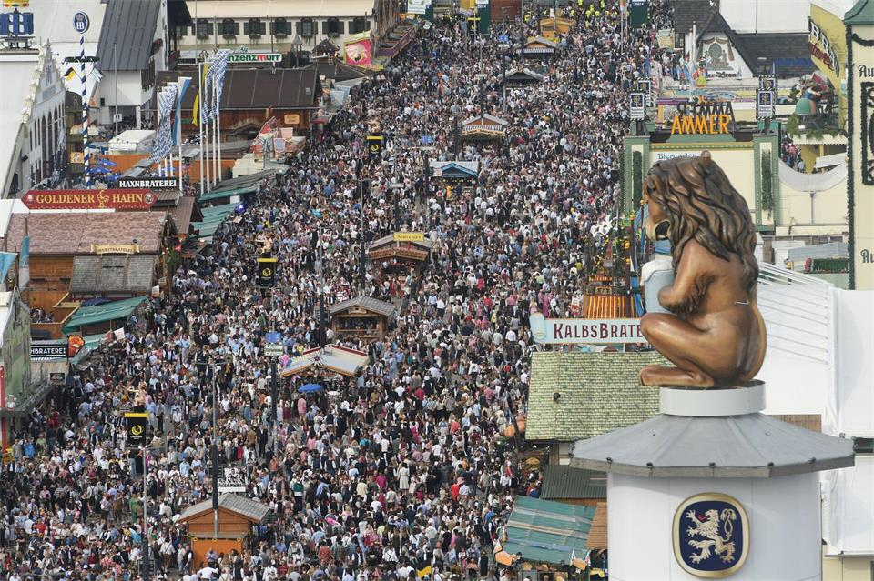 Ganz vermeiden lässt sich eine Ansteckung mit Atemwegsviren bei Großveranstaltungen oft nicht. Felix Hörhager/dpa