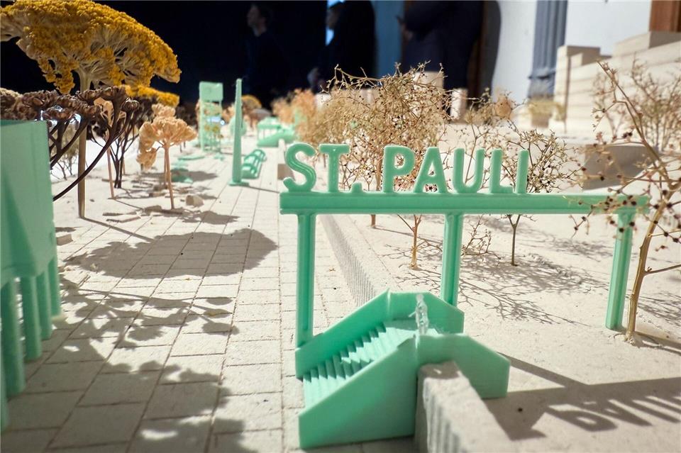 Ganz vorsichtigen Schätzungen von Umweltsenatorin Katarina Fegebank (Grüne) zufolge soll die Neugestaltung des Elbufers zwischen dem Fischmarkt und den Landungsbrücken etwa 20 Millionen Euro kosten.Christian Charisius/dpa