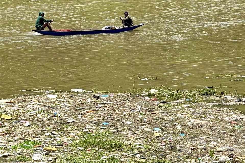 Ganze Müllteppiche treiben im Citarum, hinzu kommen giftige Abwässer aus Textilfabriken.Carola Frentzen/dpa