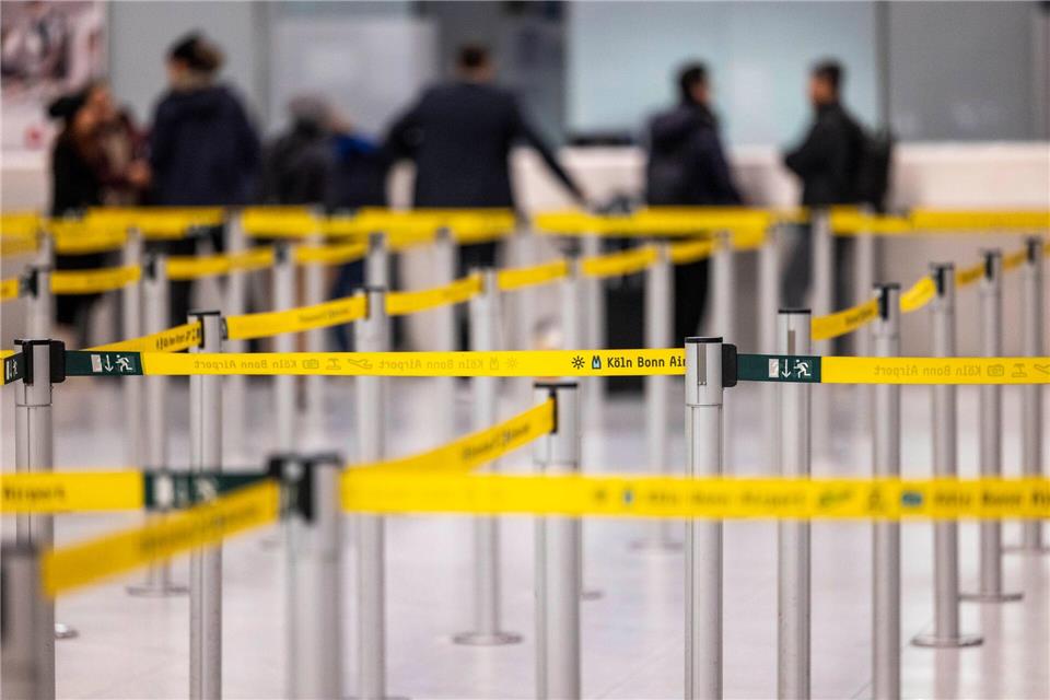 Warnstreiks an Flughäfen: Köln/Bonn macht den Anfang Ganztägige Warnstreiks an den Flughäfen Köln/Bonn und Düsseldorf werden nach Einschätzung der Airports für Verspätungen und Flugausfälle sorgen. (Archivbild)Thomas Banneyer/dpa