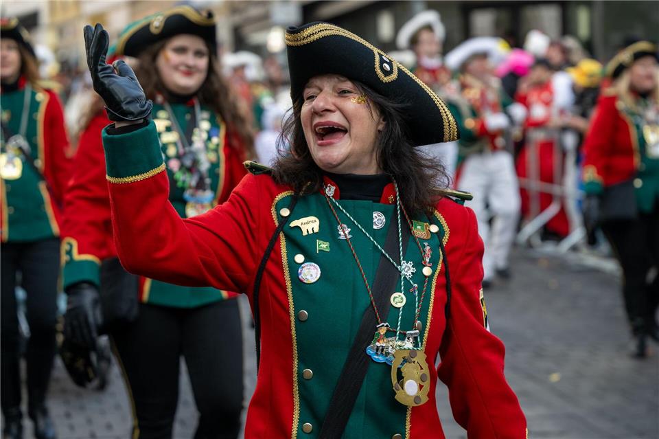 Garden, Motivwagen und Fußgruppen ziehen durch die Fuldaer Innenstadt und sorgen für ausgelassene Stimmung.Florian Wiegand/dpa