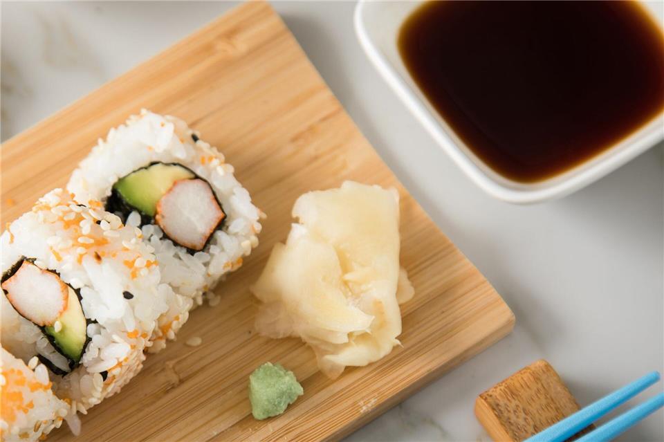 Gari ist in dünne Scheiben geschnittener, süßsauer eingelegter Ingwer. Mit nur wenigen anderen Zutaten kann man Ingwer auf japanische Art leicht selbst zubereiten. Christin Klose/dpa-tmn