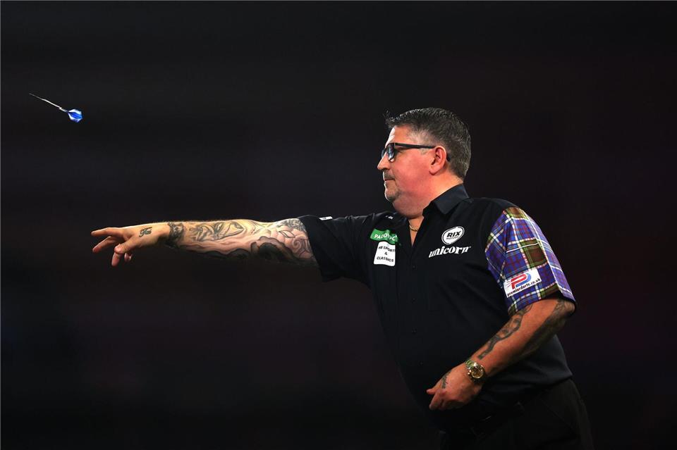 Gary Anderson beim Duell der beiden Giganten.Steven Paston/PA Wire/dpa