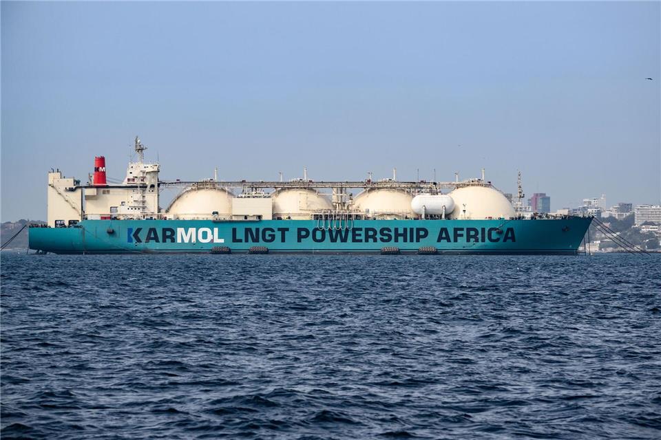 Gas-Frachter vor Dakar an der Küste von Senegal: LNG aus Afrika spielt eine wachsende Rolle. (Archivbild)Bernd von Jutrczenka/dpa