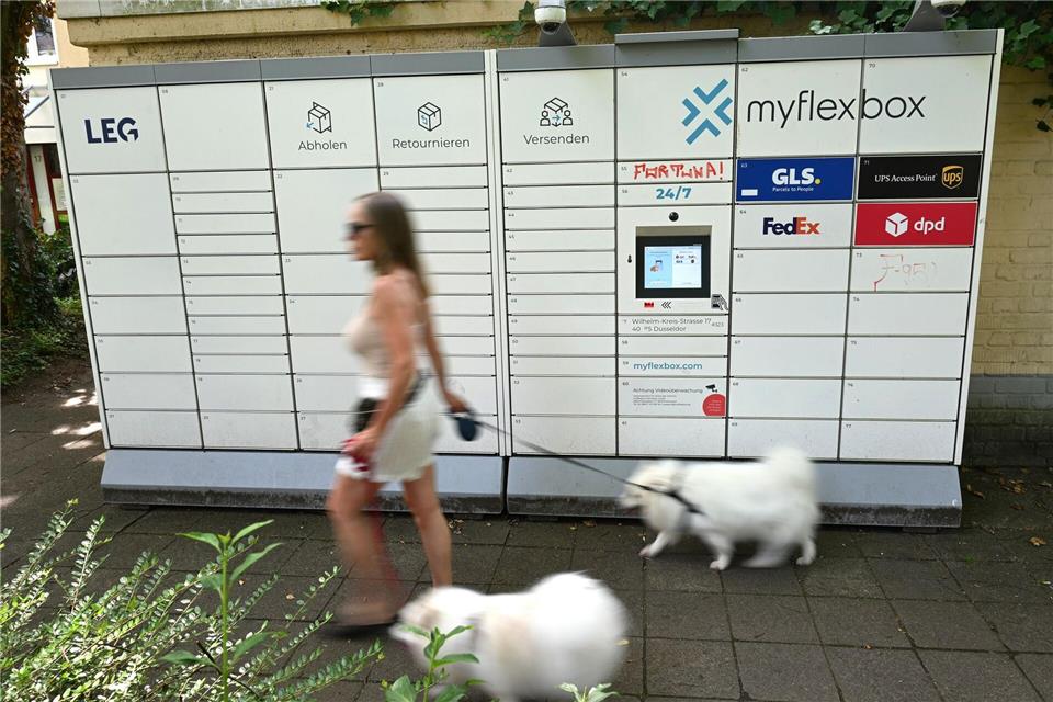 Gassigehen am Paketautomaten vorbei: Alltagsszene aus Düsseldorf.Wolf von Dewitz/dpa