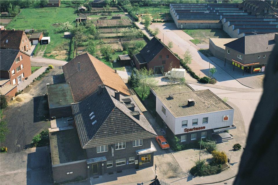 Gaststätte Grundmann, die ehemalige Sparkasse und der Super-Markt: Von der heutigen Bebauung steht in dem Bereich im Jahr 1977 noch nicht viel.