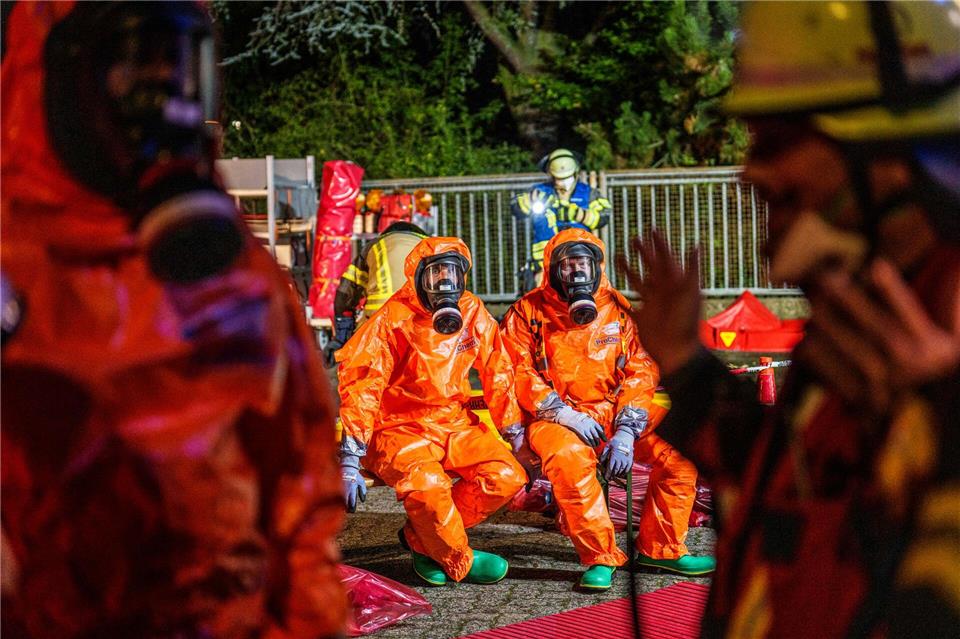 Gaswolke über Aschaffenburg - Feuerwehrleute  mit Atemschutz im EinsatzAndreas Arnold/dpa