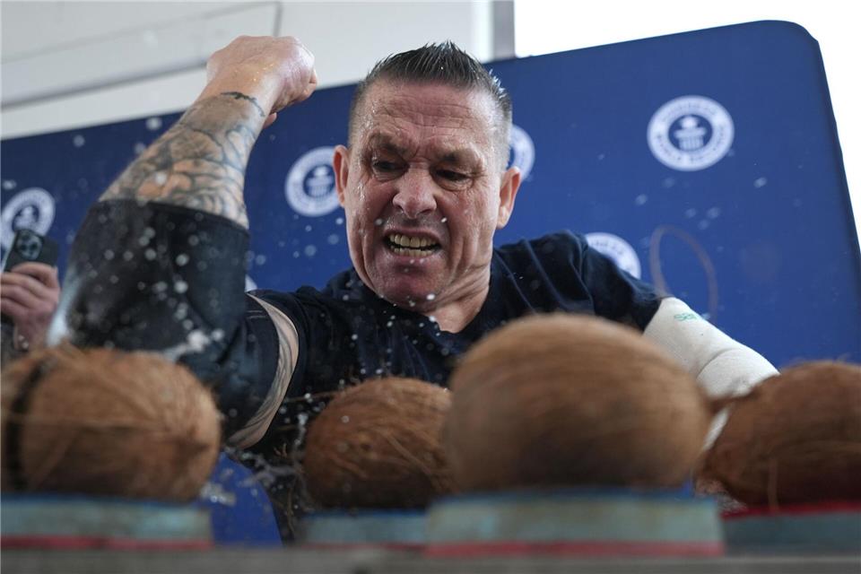 Gaude knackte seinen eigenen Rekord von 83 Kokosnüssen.Marcus Brandt/dpa