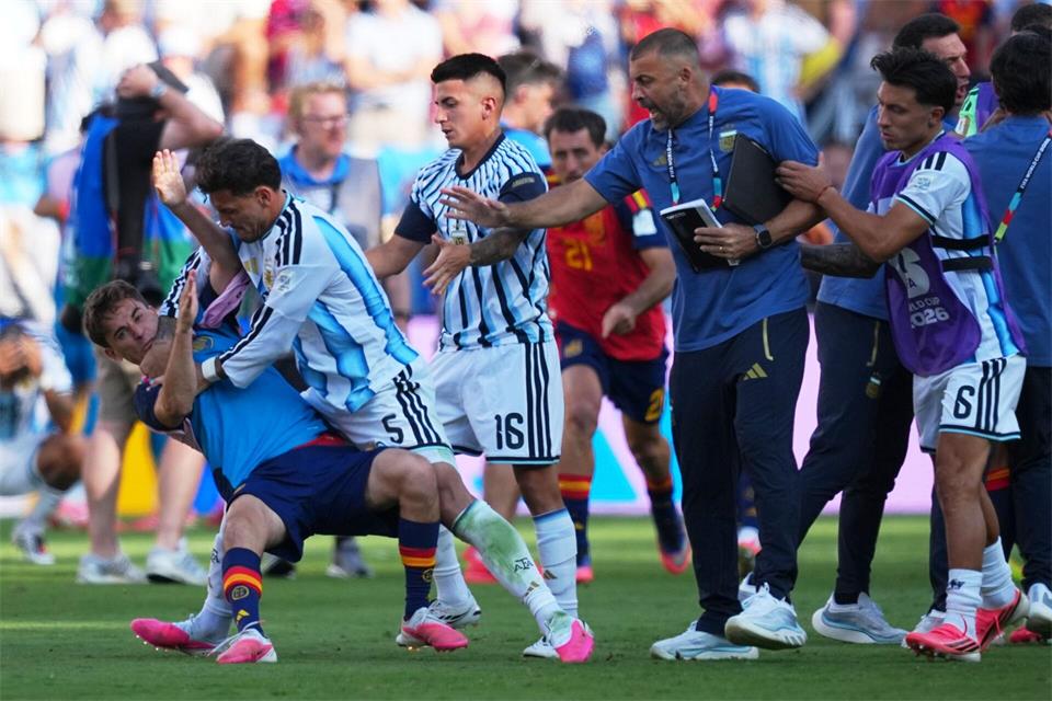 Gavi (l) und Leandro Paredes (2.v.l.) gerieten nach dem WM-Finale aneinander. (Archivbild)Julio Cortez/AP/dpa