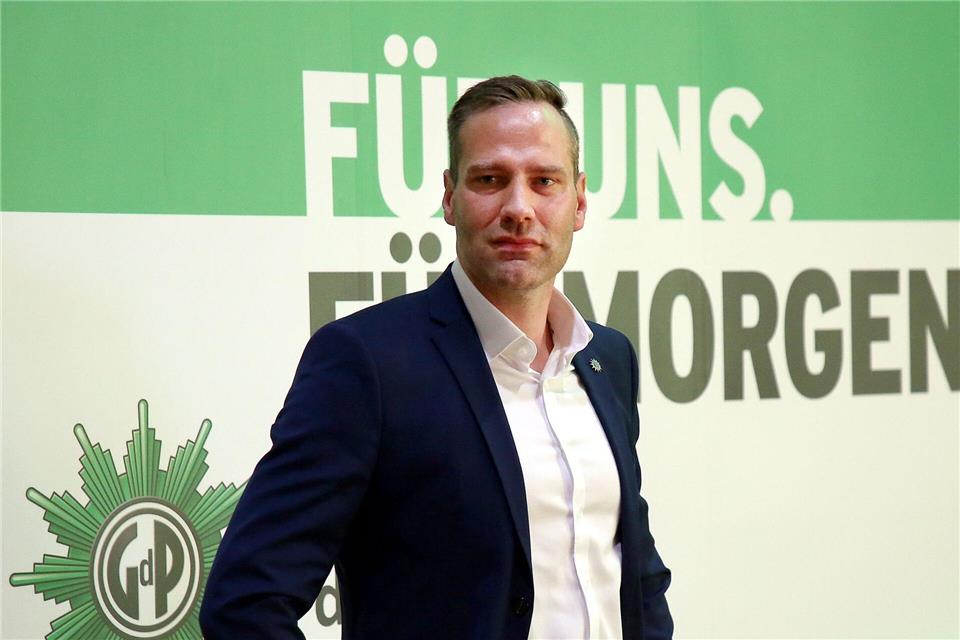 GdP-Chef Jochen Kopelke mahnt einen sorgsamen Umgang mit Silvesterfeuerwerk an. (Archivbild)Wolfgang Kumm/dpa