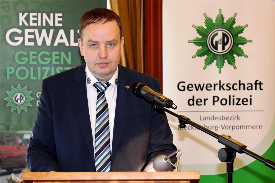 GdP-Landeschef Christian Schumacher fordert bei schwerwiegenden Vorwürfen auch interne Ermittlungen gegen Beamte in politischen Spitzenämtern. (Archivbild) Rainer Cordes/GdP MV/dpa