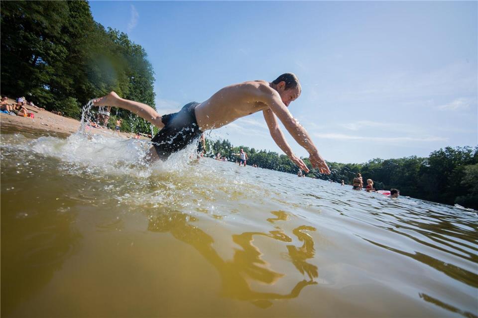 Gebadet werden sollte nur in dafür ausgewiesenen Gewässern. Andreas Arnold/dpa