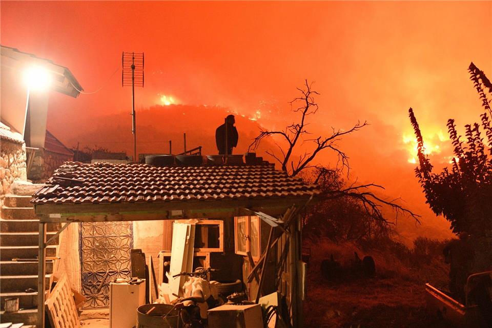 Zwei Tote bei Waldbrand in Griechenland Gebäude sind von dem Feuer bedroht.Uncredited/AP