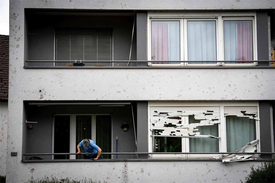 Gebäude wurden beschädigt, Bäume und Strommasten umgeweht.Claudio Thoma/KEYSTONE/dpa