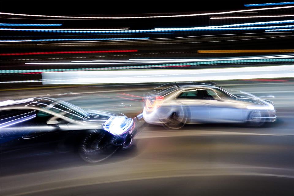 Warum man bei Unfällen mit Falschblinkern mithaften kann Geblinkt und doch nicht abgebogen: Entscheidet sich der Vordermann wider Erwarten um, können andere Verkehrsteilnehmer mithaften, falls es zum Crash kommt.picture alliance/dpa