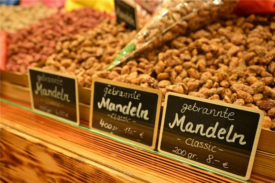 Gebrannte Mandeln können auch bei Schmuddelwetter gut schmecken. (Archivbild)Michael Brandt/dpa