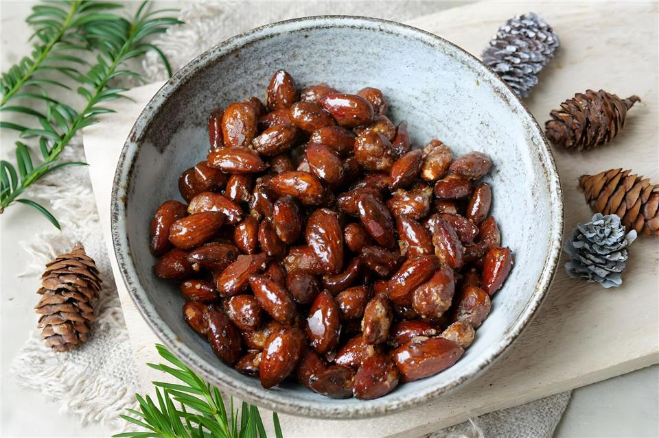 Gebrannte Mandeln leckerer als auf dem Weihnachtsmarkt verspricht Steffi Sinzenich, wenn man sie mit Zucker, Vanillezucker und Zimt sowie 2 EL  Wasser für 13 Minuten im Airfryer gart. Steffi Sinzenich/gaumenfreundin.de/dpa-tmn