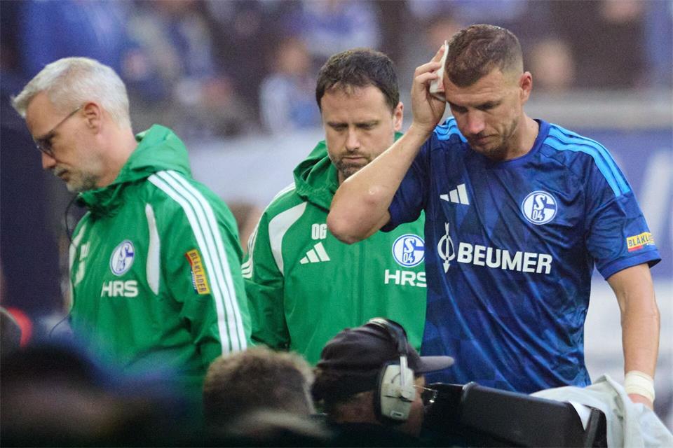 Gebrauchter Tag für Edin Dzeko und Schalke 04. Bernd Thissen/dpa
