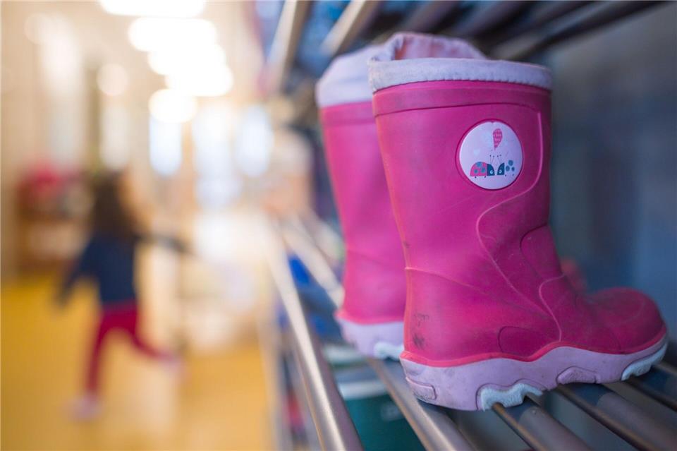 Gebührenfreie Kitas und Krippen fordern die Freien Wähler für Hessen. (Symbolbild) Sebastian Gollnow/dpa