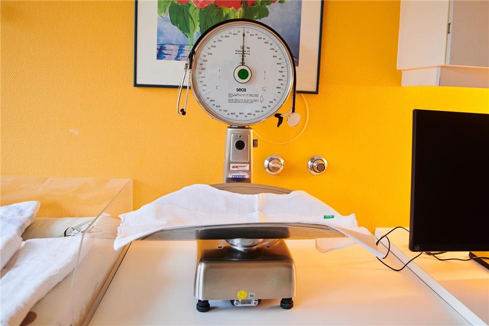 Geburtstag und Babyglück am selben Tag. (Symbolbild)Annette Riedl/dpa