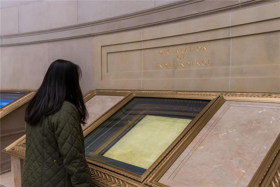Geburtsurkunde der USA, konserviert in einem besonderen Gasgemisch: Die Unabhängigkeitserklärung kann im National Archives Museum bewundert werden.Robert Urteaga/Courtesy of Washington.org/dpa-tmn