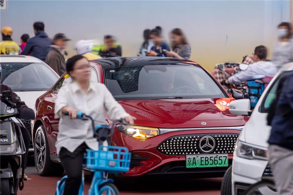 Gechillt durchs Gewusel: Im dichten Stadtverkehr haben Autofahrer alle Hände voll zu tun - oder eben nicht, wenn das Auto autonom fahren kann.Mercedes-Benz AG/dpa-tmn