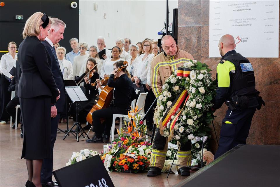 Gedenken am Brüsseler Flughafen: Zu den Teilnehmern der Zeremonie gehörten auch Königin Mathilde und König Philippe.Benoit Doppagne/Belga/dpa