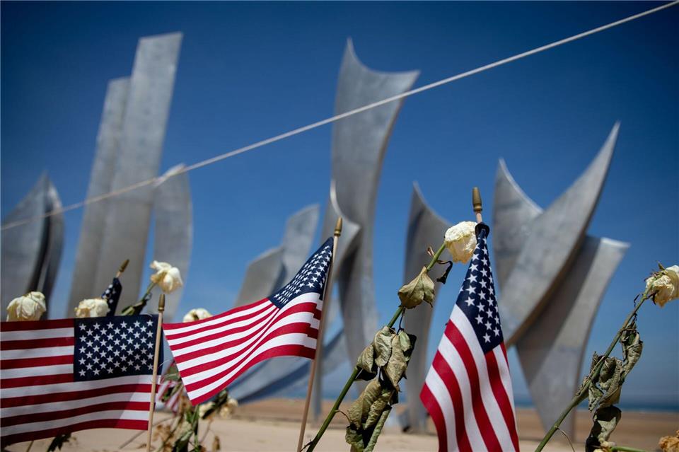 Gedenken am einstigen Landungsstrand: US-amerikanische Fahnen wehen am Omaha Beach in der Normandie. picture alliance/dpa