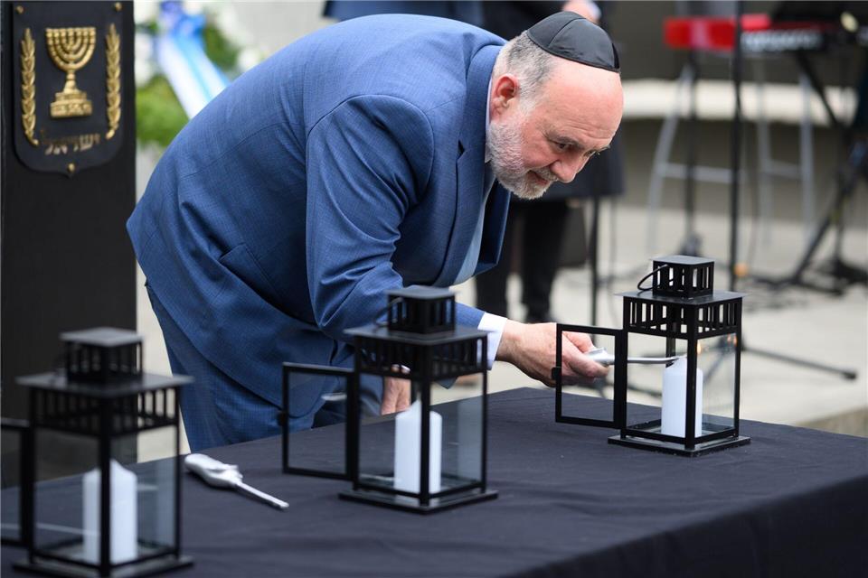 Gedenken an die Opfer des Holocaust: der israelische Botschafter in Deutschland, Ron Prosor, entzündet in der Gedenkstätte Sachsenhausen eine von sechs Kerzen. Bernd von Jutrczenka/dpa