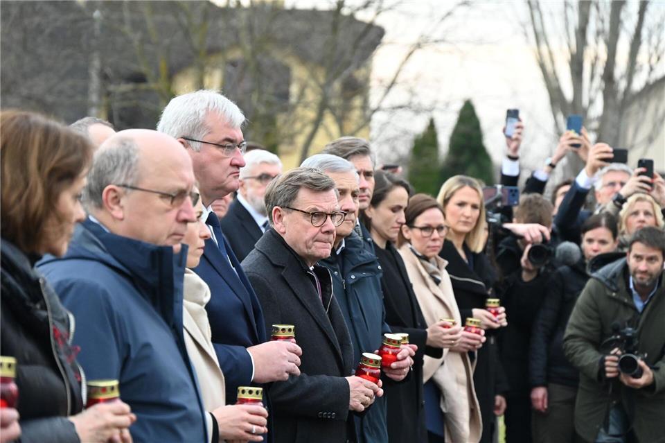Gedenken an die Opfer von Butscha. Zum Jahrestag der Befreiung der Kleinstadt von russischen Besatzungsgruppen waren Außenminister Johann Wadephul (M., CDU) und zahlreiche andere EU-Spitzenpolitiker in die Ukraine gereist.Ansgar Haase/dpa